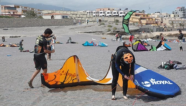  Préparer le cerf-volant sur la plage 